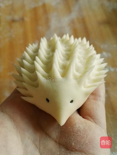 用剪刀扎出两个眼,用芝麻填在里面,眼睛就做好了