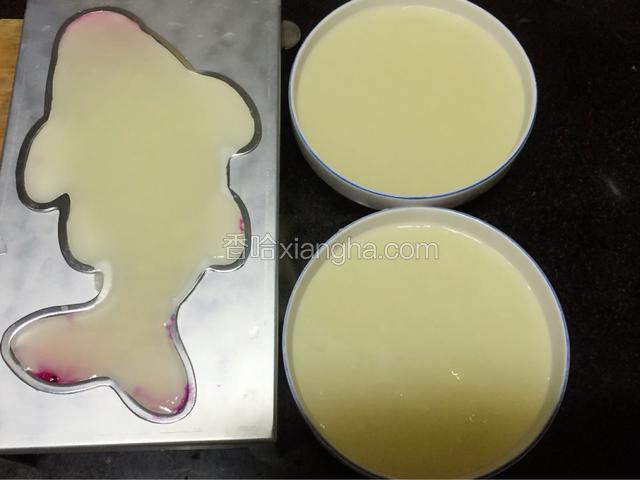 将锅里的凉糕粉液体静置一分钟左右，气泡消除了，倒入模具中，等待液体冷却，冻入冰箱 冷藏一个小时左右