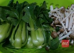蟹味菇炒小油菜的做法图解1