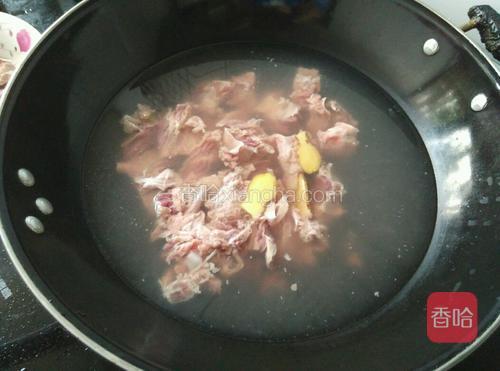 把牛肉冷水下锅，加姜片和料酒煮开。