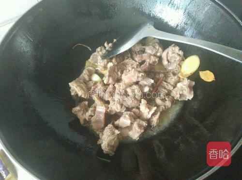 下牛肉翻炒，加一匙料酒去腥。