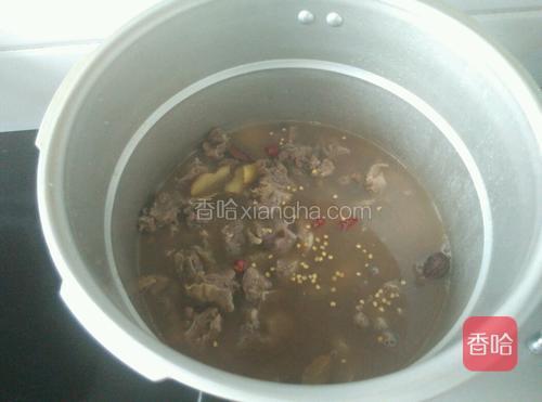 转入高压锅，把干辣椒一颗剪碎加进去，大火烧开后小火炖约20分钟（具体时间自己灵活调整）。