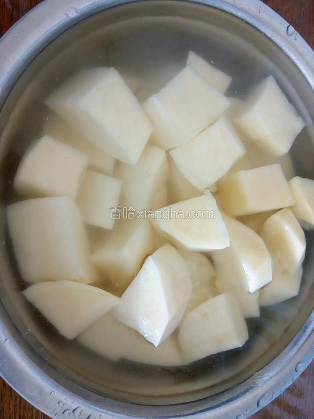 土豆洗净切块泡水，泡去一些淀粉