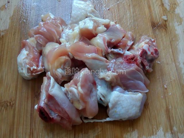鸡肉洗净剁块