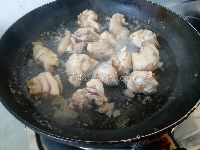 鸡肉焯水，洗净备用