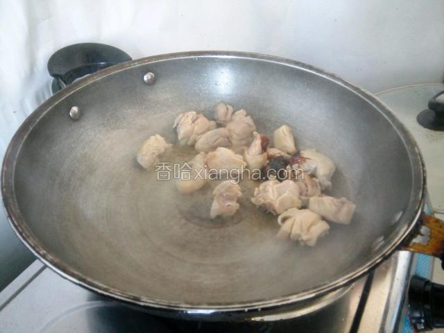倒入鸡肉翻炒