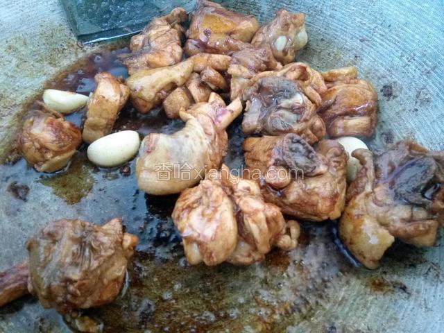 加料酒，生抽，老抽，冰糖，翻炒上色