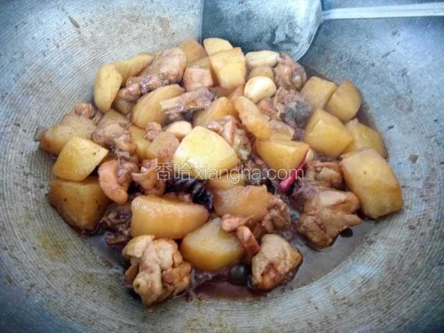 翻炒一会加盐炖一会