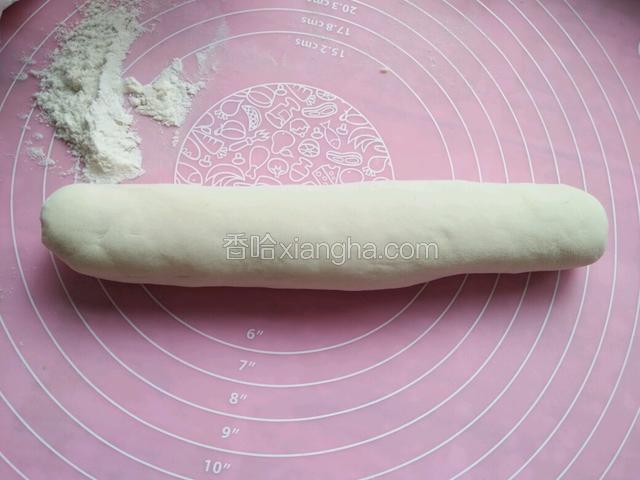 20分钟后，把醒好的面团揉成长条。这里是半发面。