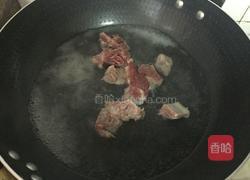 金针菇排骨汤的做法图解2