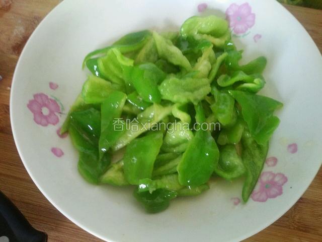 锅里放油，把青椒，炒一下，盛起