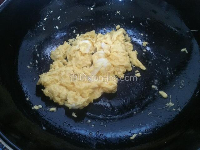 锅里再次发油，把鸡蛋倒入锅里，等一会，有点凝固了，翻炒