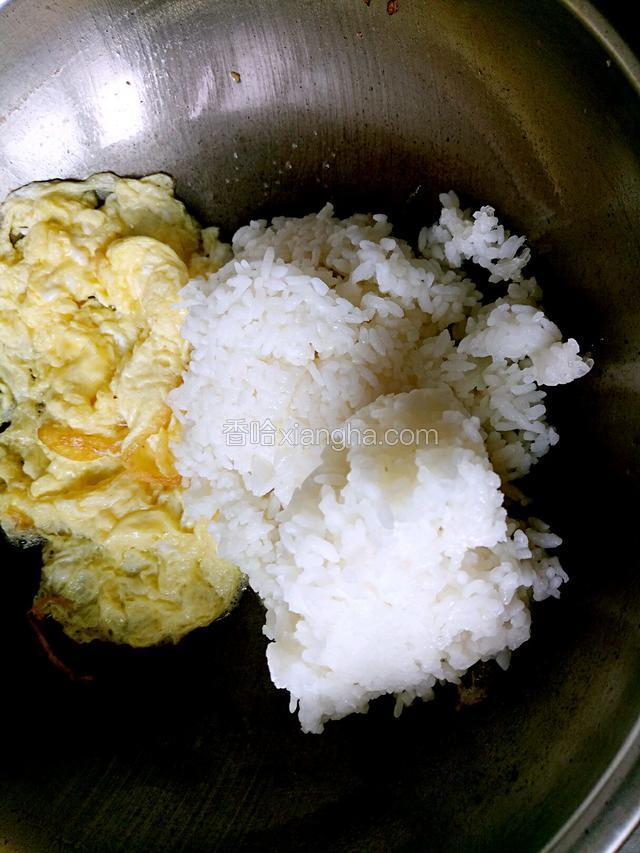 把炒熟的鸡蛋推一面下米饭翻炒