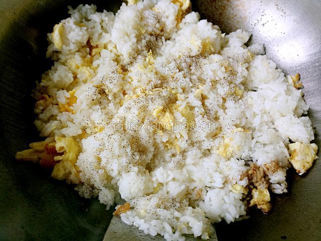 鸡蛋米饭翻炒均匀加海鲜酱油，胡椒粉，盐翻炒均匀。