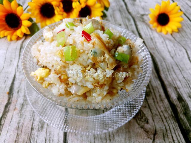 装入碗中撒香葱花