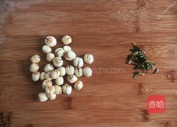 银耳莲子汤的做法图解3