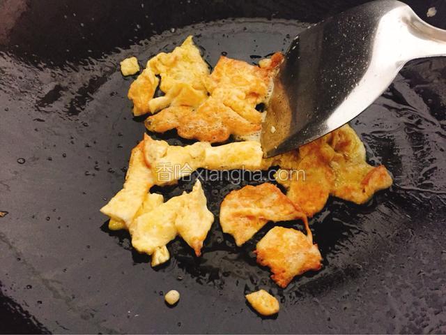 将炒好的米饭盛起来，然后锅内再倒入少许食用油，接着倒入搅拌好的鸡蛋，煎至两面金黄，然后用锅铲切成小块。