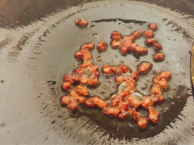 把煎好的鸡蛋也盛起来，再倒入少许食用油，倒入腌制好的牛肉，炒至七成熟。