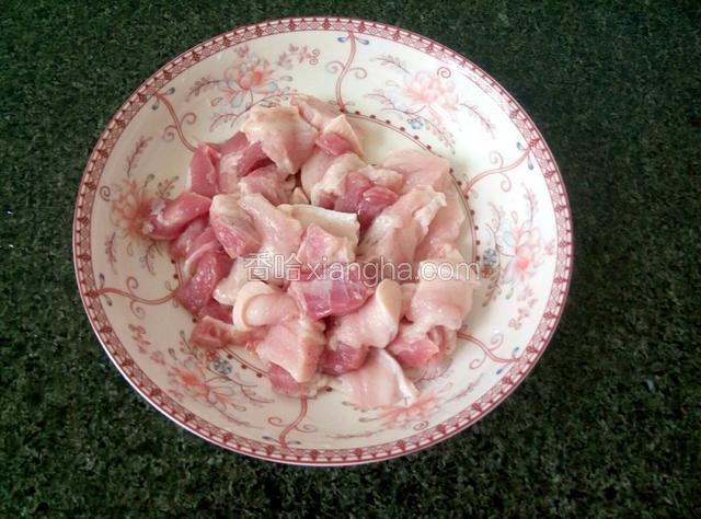 五花肉洗净切成薄片。