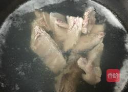 胡萝卜玉米汤扇子骨汤的做法图解3