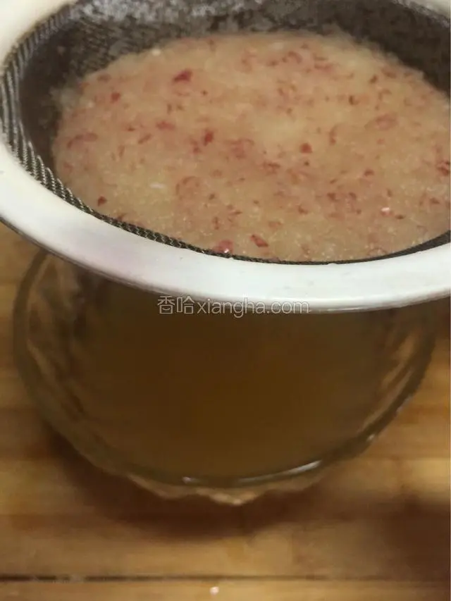 胡萝卜汁凉了就把苹果切小块，放入榨汁机中，榨汁完毕就过滤出果渣（榨汁机榨不动也建议加少许凉白开，苹果容易氧化，所以鲜榨现喝）