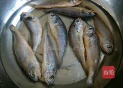 干炸小黄鱼的做法图解1