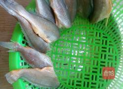 干炸小黄鱼的做法图解2