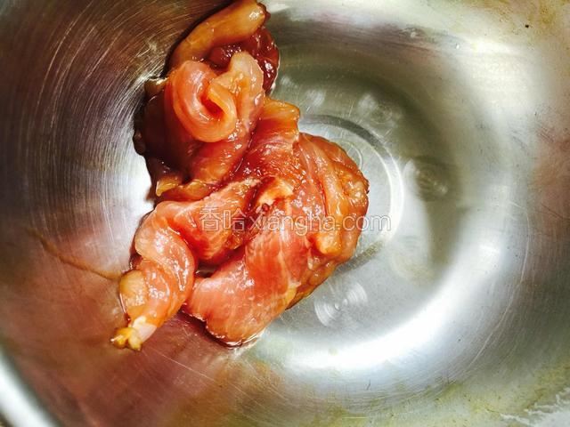 肉切成片，加入少许味极鲜拌匀。