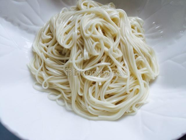 煮熟后捞出放在碗中，用煮面水煮熟青菜。