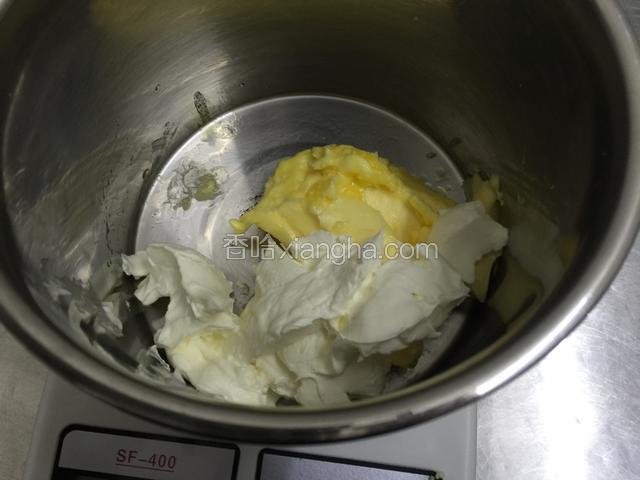 加奶酪一起搅拌均匀.不要过度搅拌.