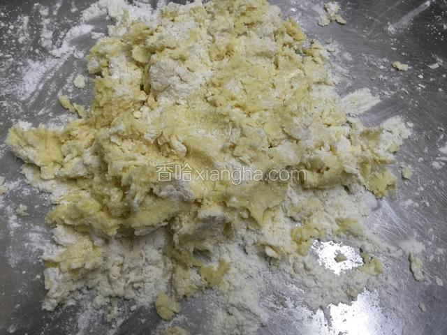 完全混合面粉.搓揉无干粉状.