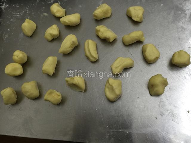 切成小块10克左右一个.