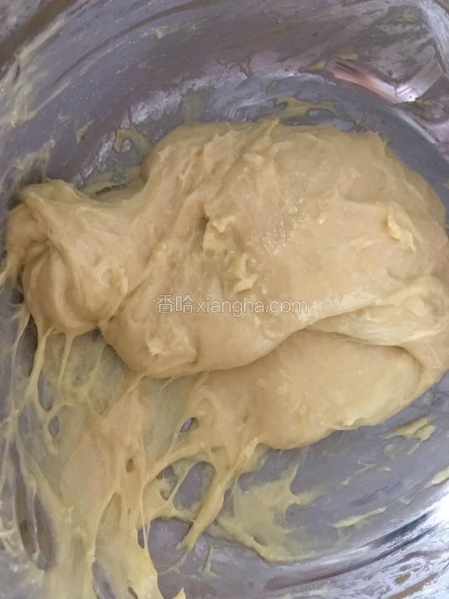 除黄油和全蛋刷液外，所有材料混合。揉均匀。