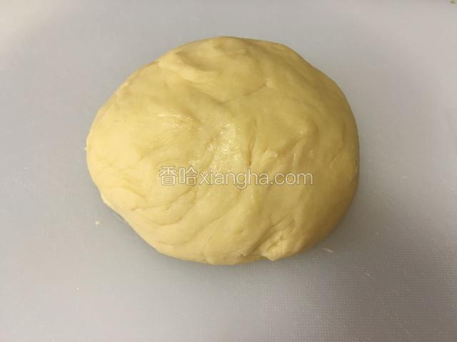 面团越揉越没那么粘手。揉出膜后，将面团盖上湿布发酵至2倍大。