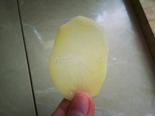 薄且通透的土豆片。
