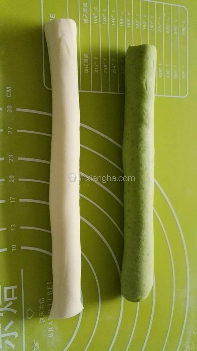 白色和绿色两块面！绿色是用菠菜和的面