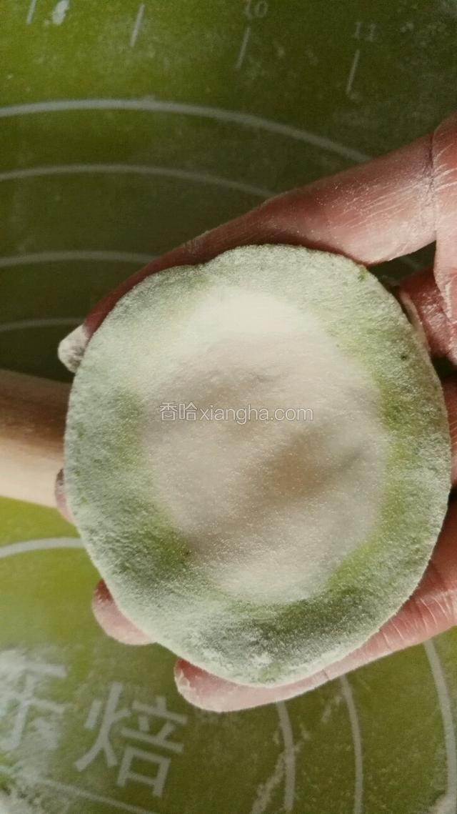 外面的白色多（馅要包在里面）。白色多的就在外面，更像白菜！
