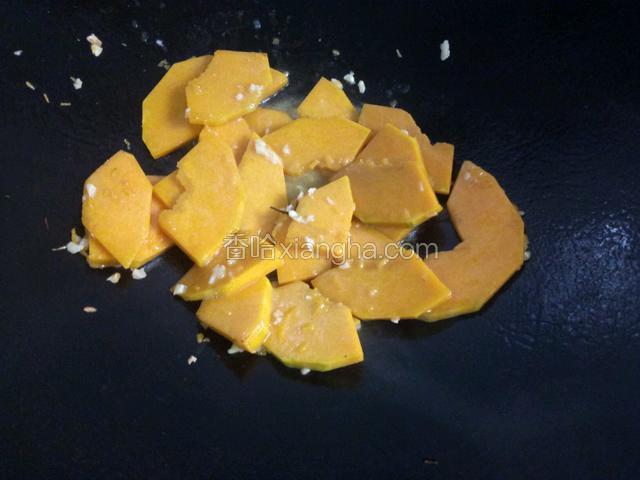 炒至出香味，南瓜裹油