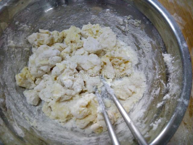 加入适量水搅拌成块