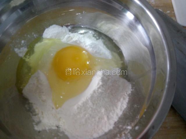 准备一盆，面粉鸡蛋混合