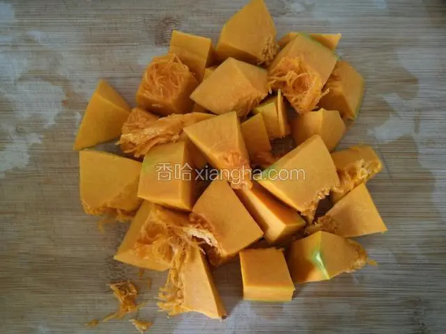 南瓜去皮去籽切块。