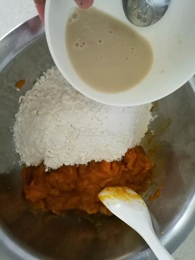 把酵母水倒入面粉中。