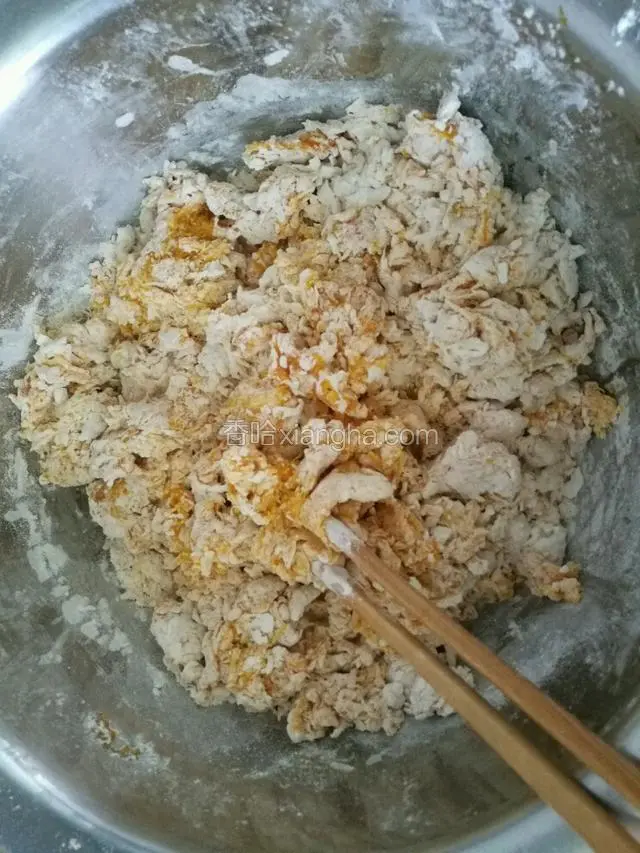 用筷子搅拌成絮状。