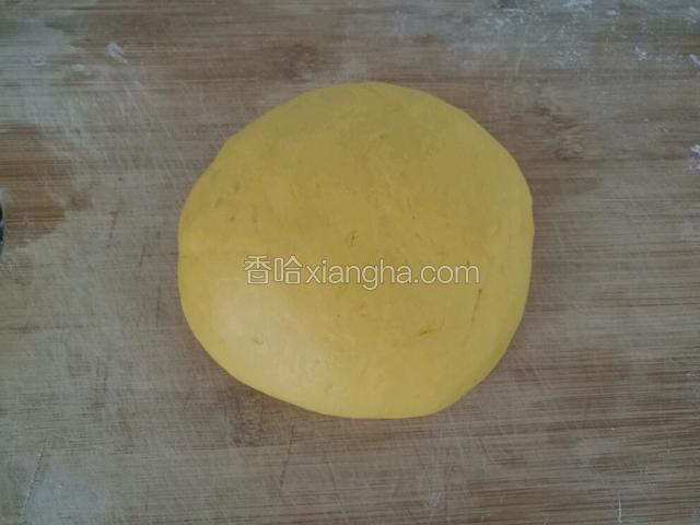 然后再用手活成一个光滑的面团。