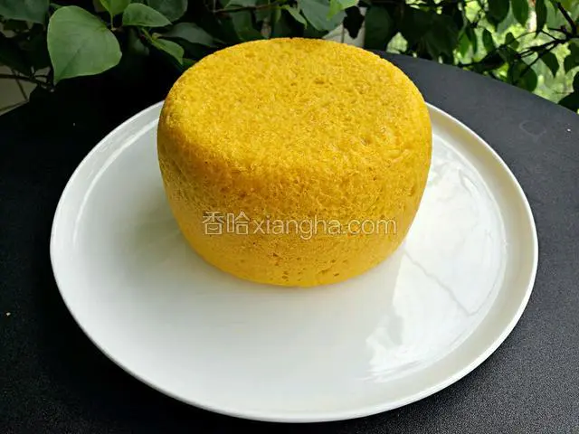蒸好以后不要马上揭开，过五分钟再揭盖子。然后把锅倒扣过来，完美脱模。