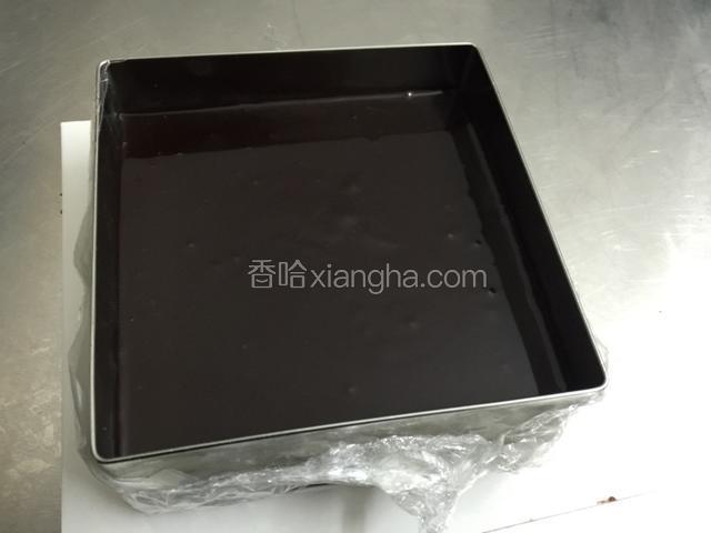 倒入巧克力酱冷藏2小时左右.全完凝固即可