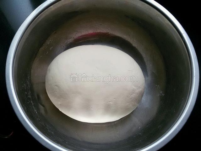 温水和面，活好以后饧一个小时。