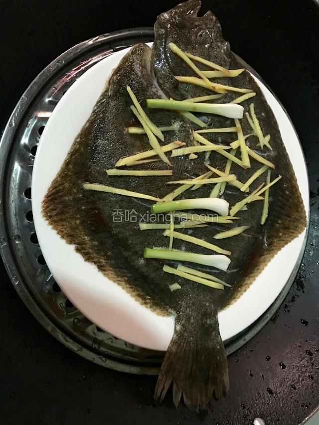 锅里下适量的水，盘子铺上三颗葱头再放上鱼再铺上姜丝和葱头。加盖大火隔水蒸15分钟
