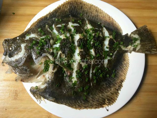 蒸熟后倒干盘子里面的水，去掉姜丝、葱头，铺上葱花