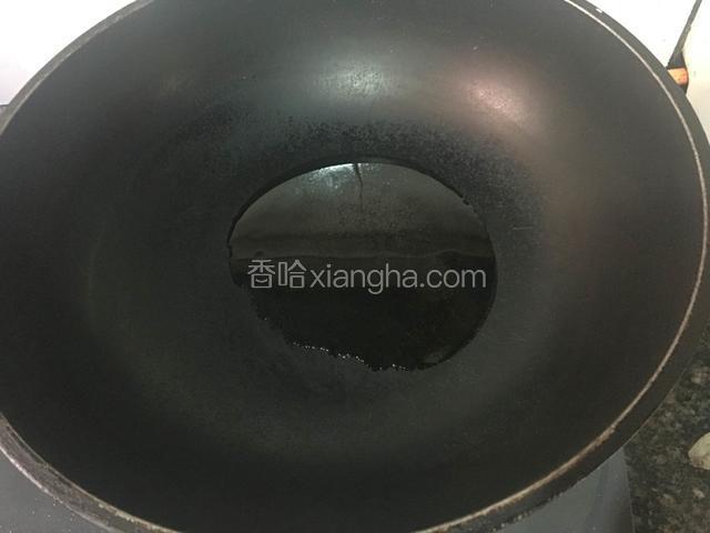 锅里倒入30g油、烧至冒烟
